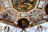 Mantova, Palazzo Te - Camera delle Aquile, Il fastoso apparato decorativo della volta alterna stucchi e dipinti (angolo sud-ovest). 